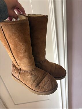 UGG Chestnut Tall Classic Shearling-Lined Boots women’s size 7 men’s size 5.